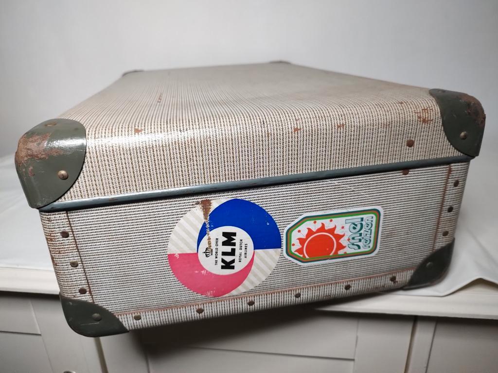 K638 VINTAGE jaren 50 Koffer geperst karton met KLM sticker, Sieraden, Tassen en Uiterlijk, Koffers, Overige materialen, Gebruikt
