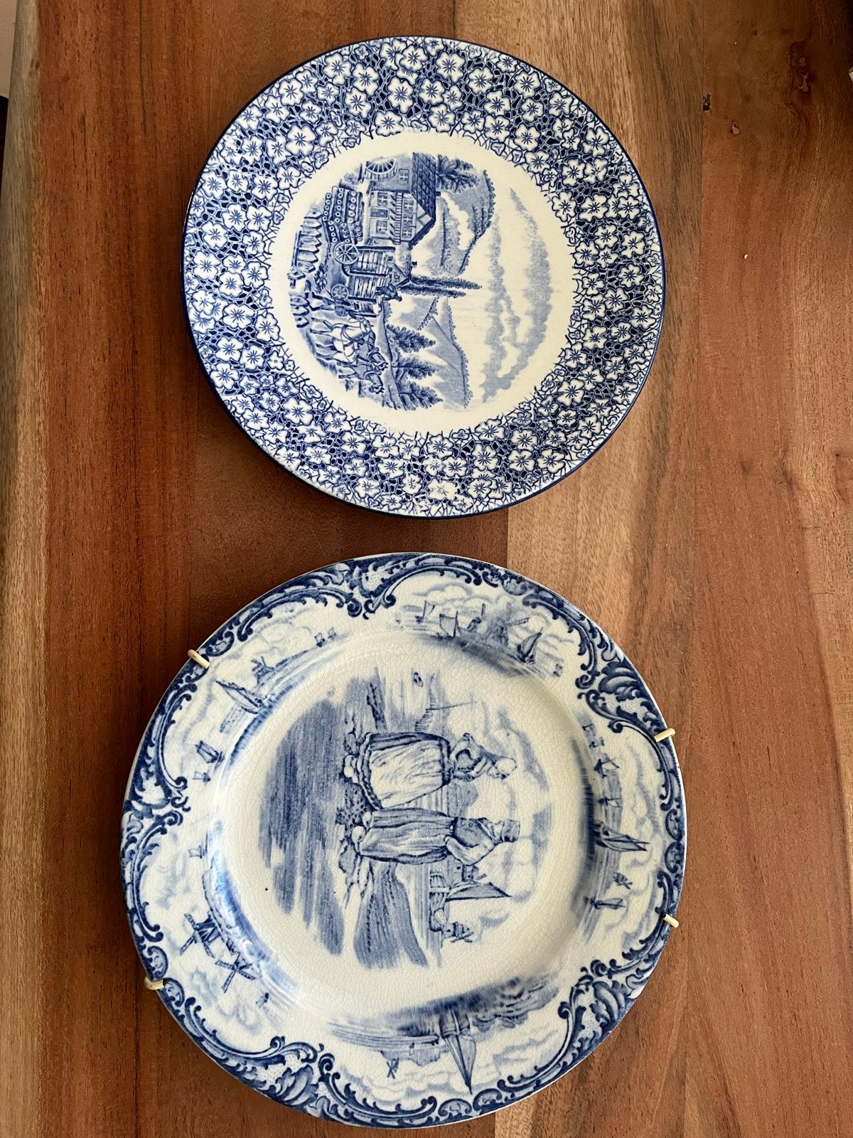 Twee Delfts Blauw-stijl decoratieve borden, Antiek en Kunst, Ophalen of Verzenden
