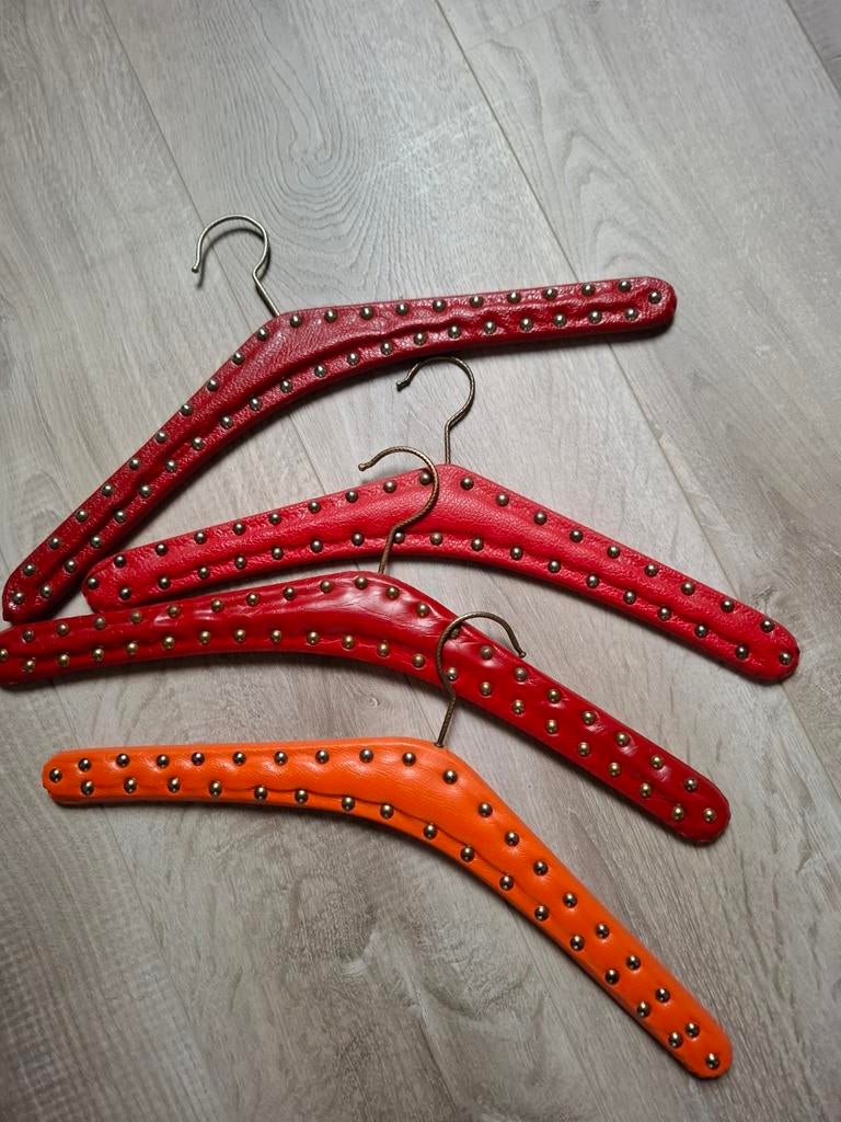 Set van 4 vintage kledinghangers met studs, Ophalen