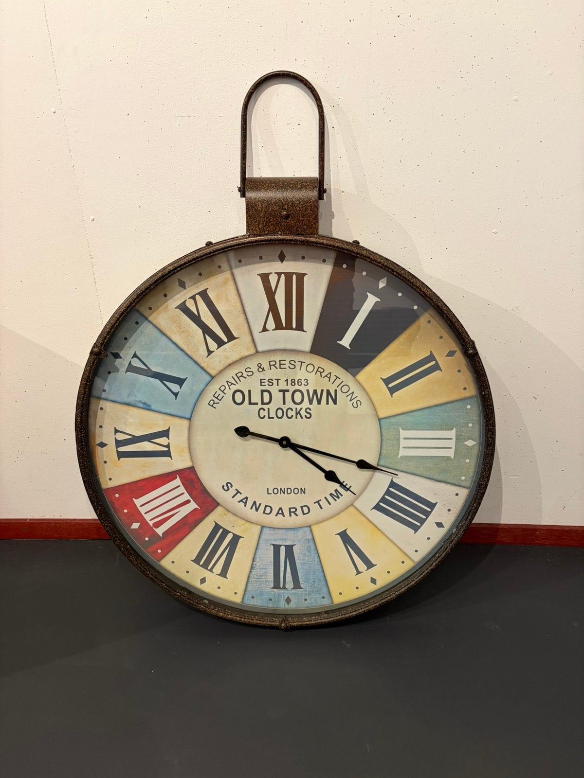 Industriële wandklok 79 cm vintage metaal - Old Town Clocks, Ophalen, Analoog, Zo goed als nieuw, Industrieel