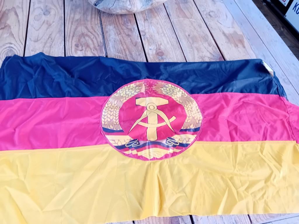 Ddr vlaggen, Ophalen