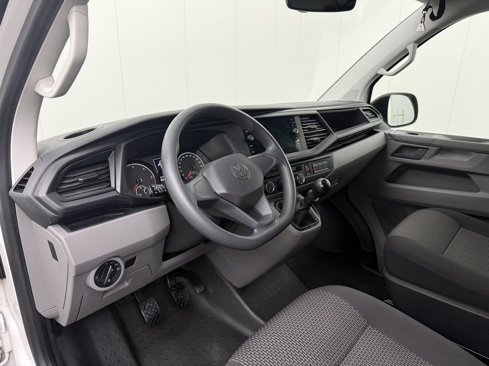 Foto 3 van Volkswagen Transporter 2.0TDi 150PK Lang Achterdeuren | Led