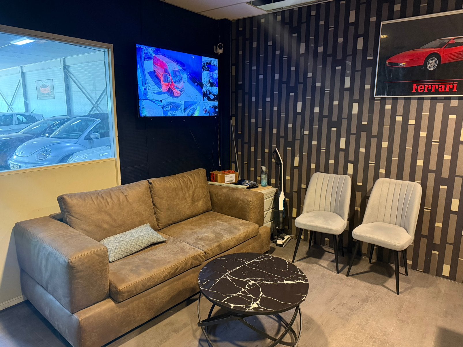 Ruimte te huur in autoshowroom kantoor + parkeerplekken, Huizen en Kamers, Flevoland