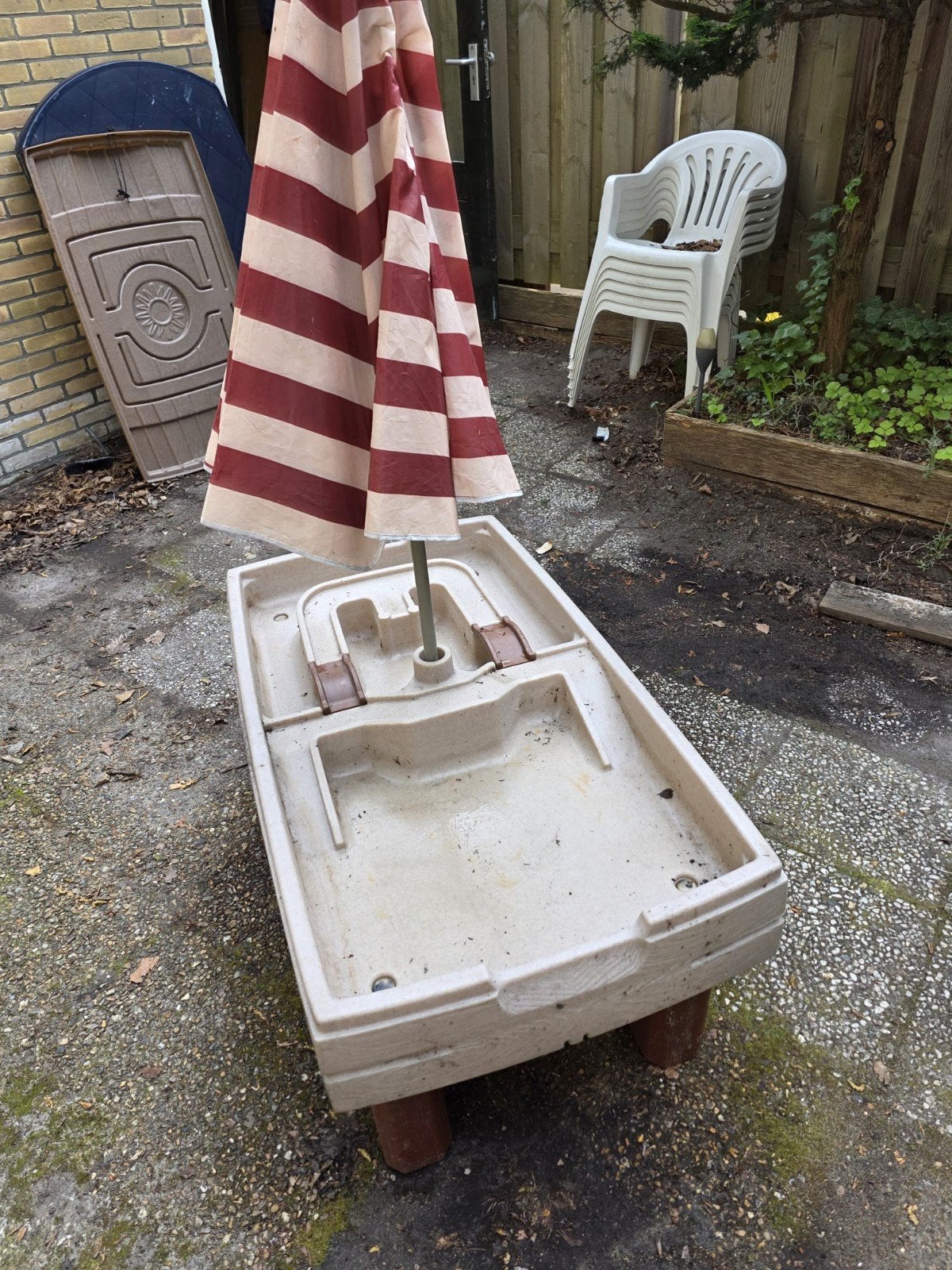 Zand-  en watertafel met parasol, Tuin en Terras, Ophalen of Verzenden, Gebruikt, 1 tot 2 meter, Strandparasol