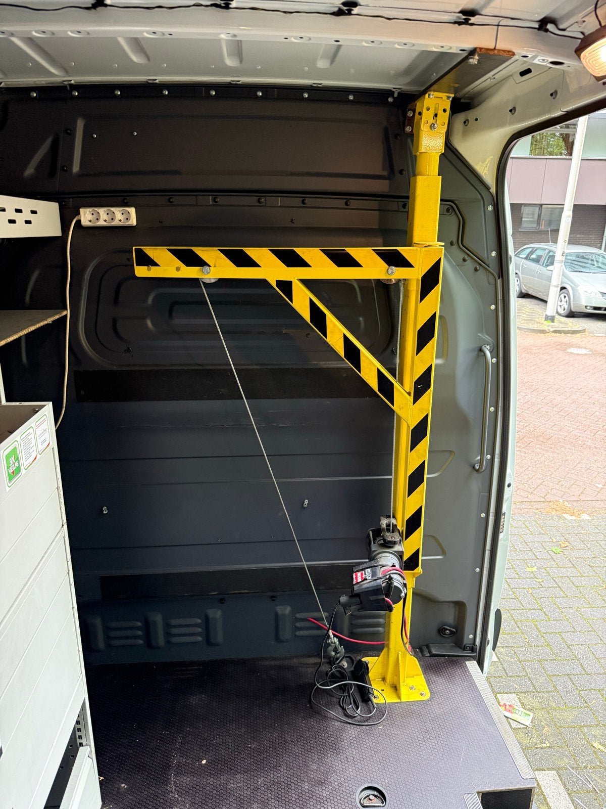 Elektrische lier met zwenkarm voor bestelwagen, Ophalen, Gebruikt, Elektrisch