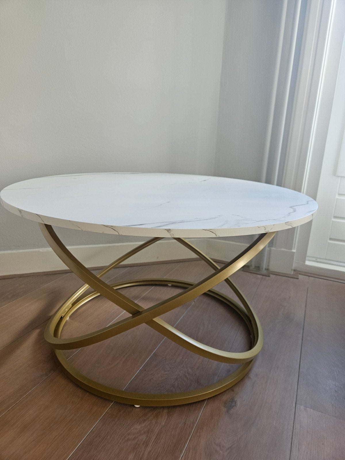 Moderne ronde salontafel met marmerlook en goud onderstel, Ophalen, 50 tot 100 cm, Rond, 50 tot 100 cm