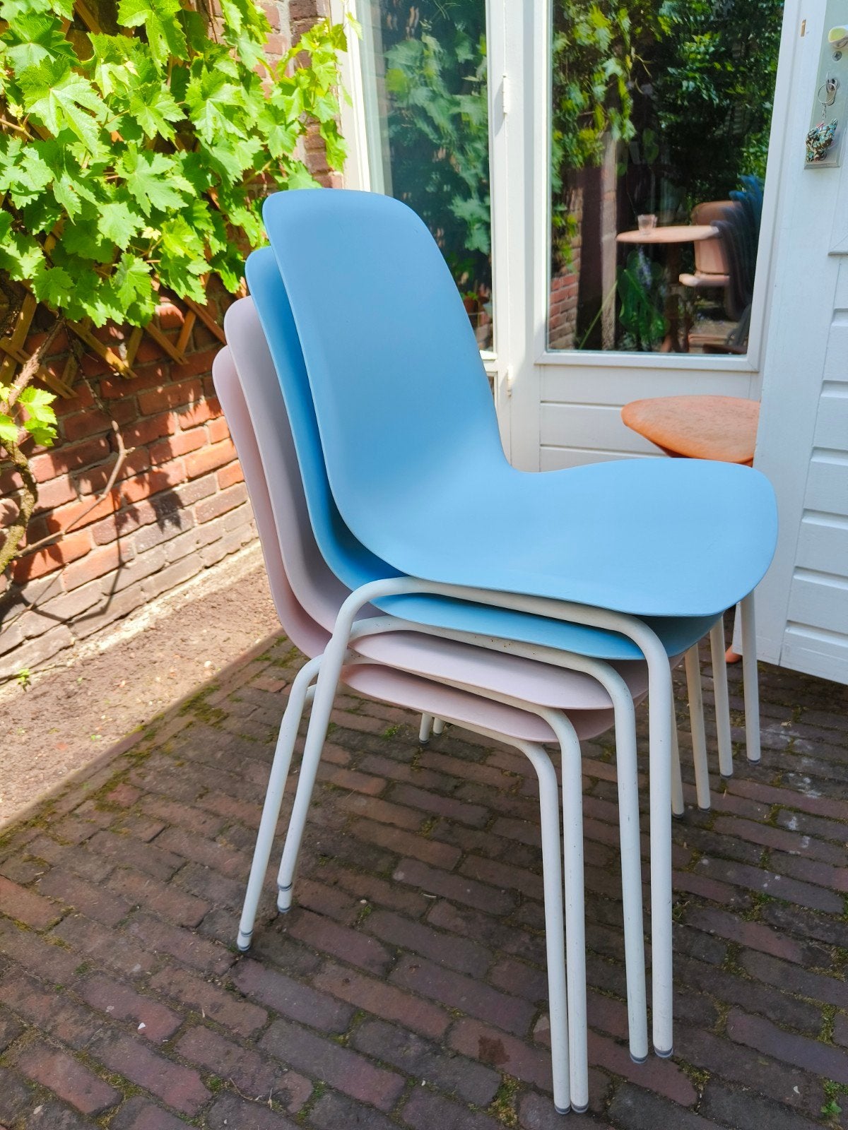 4 IKEA Kuipstoelen in Blauw en Roze, Huis en Inrichting, Stoelen, Ophalen, Gebruikt, Overige kleuren, Modern, Scandinavisch