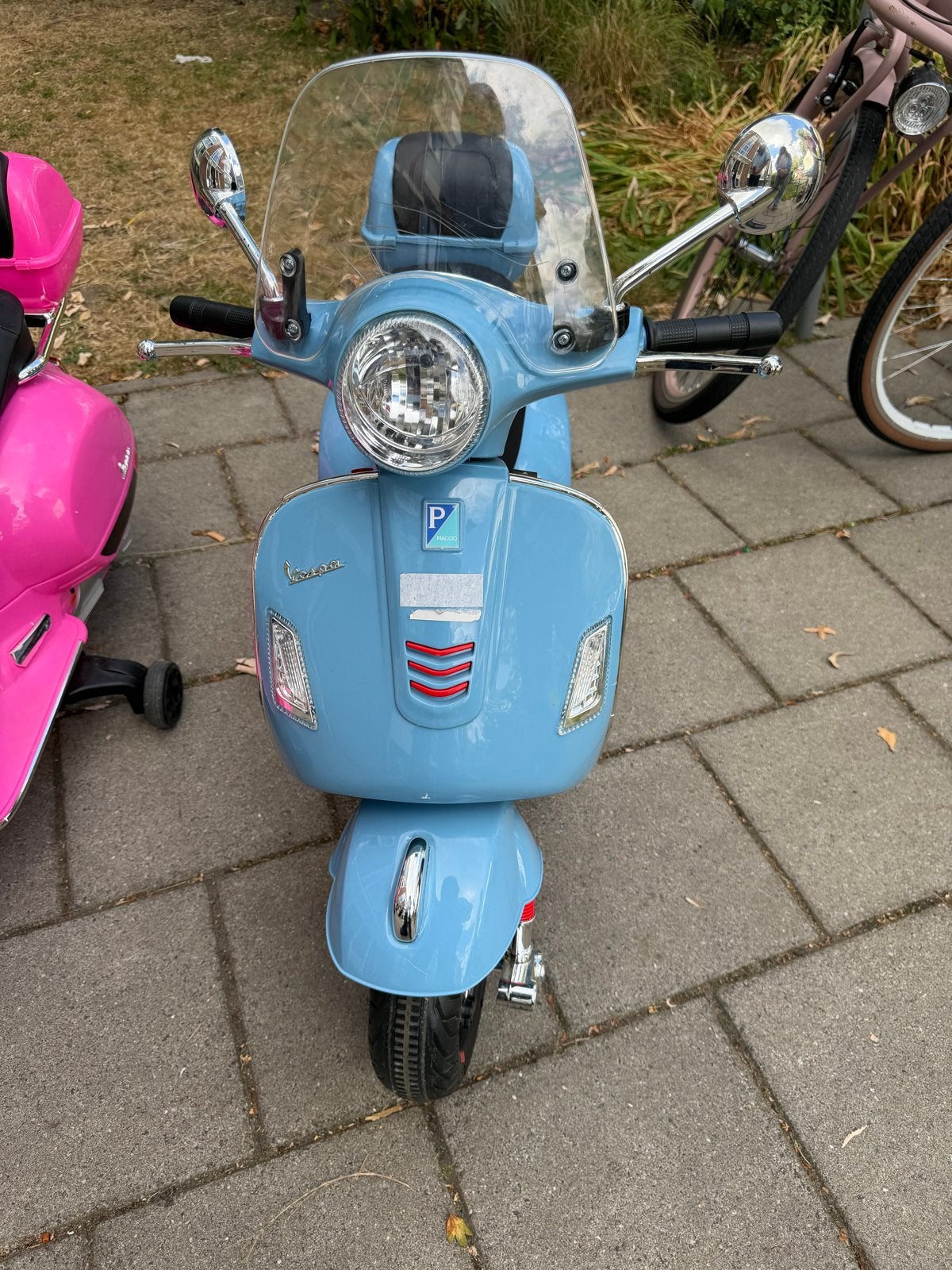 Blauwe Vespa elektrische kinderscooter., Ophalen, Zo goed als nieuw