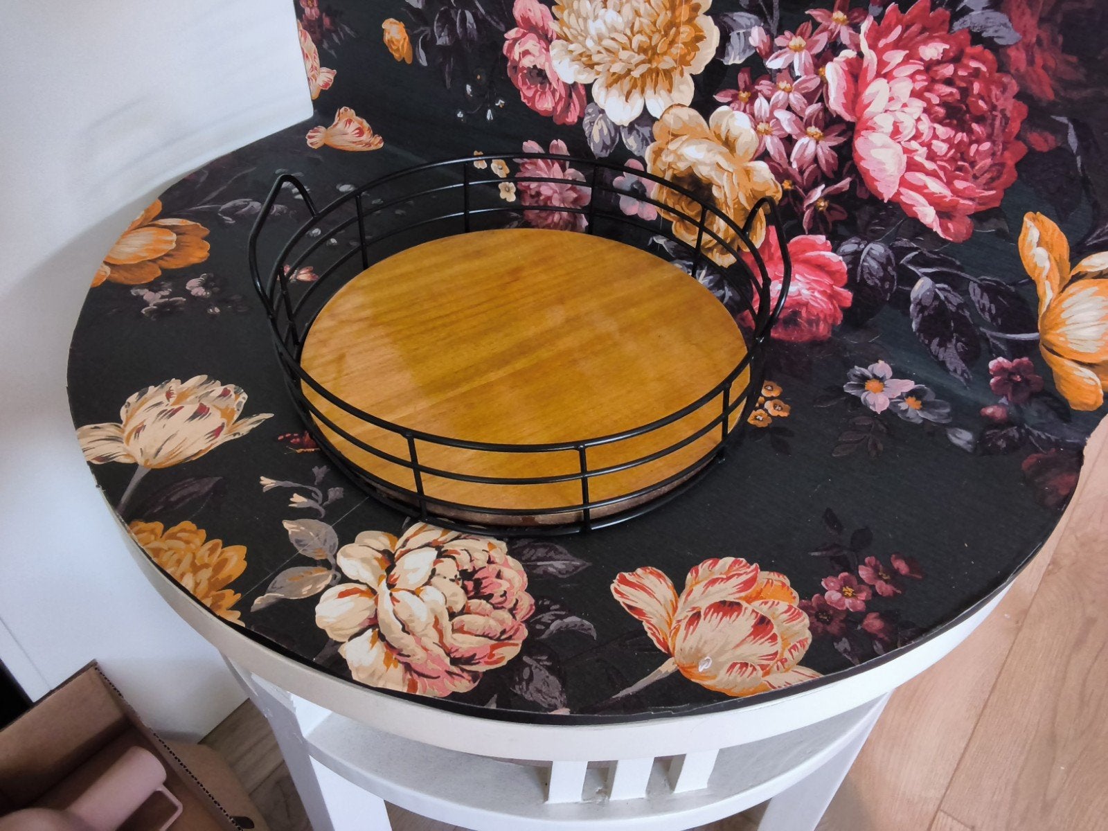Rond dienblad met houten bodem en zwart ijzeren rand  26,5cm, Huis en Inrichting, Woonaccessoires | Dienbladen, Ophalen, Gebruikt