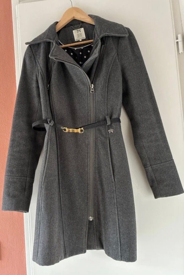 Stijlvolle grijze Dept winterjas met ceintuur, Kleding | Dames, Ophalen of Verzenden, Zo goed als nieuw, Maat 38/40 (M), Grijs