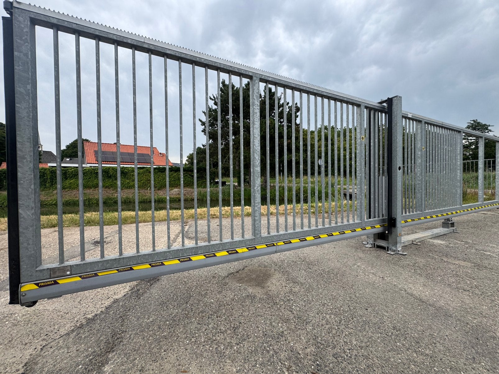 Automatische vrijdragende Schuifpoort, Ophalen, Zo goed als nieuw, IJzer, Spijlenhekwerk