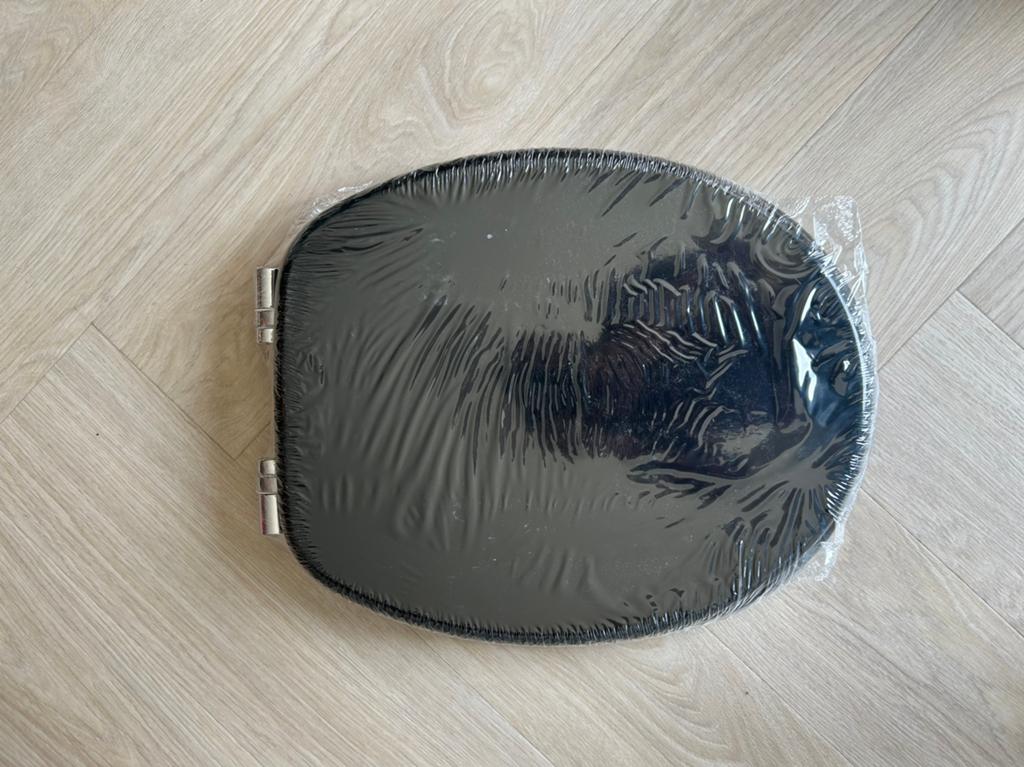 Nieuwe zwarte toiletzitting Aqua Vive, Ophalen of Verzenden, Nieuw, Toilet