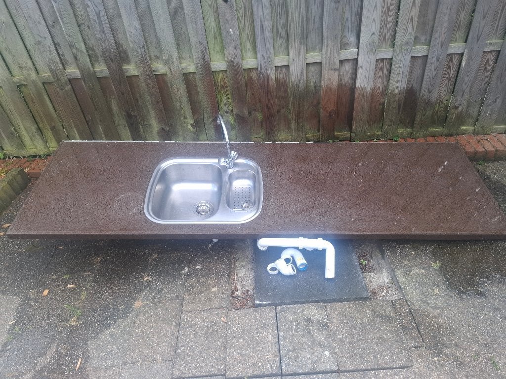 Aanrechtblad (bruin) met spoelbak te koop!, Huis en Inrichting, Keuken | Keukenelementen, Ophalen, Gebruikt, Bruin, 200 cm of meer