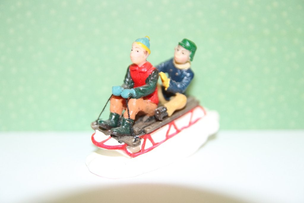 2 kinderen op een slee Lemax voor kerstdorp, Diversen, Kerst, Ophalen of Verzenden, Gebruikt