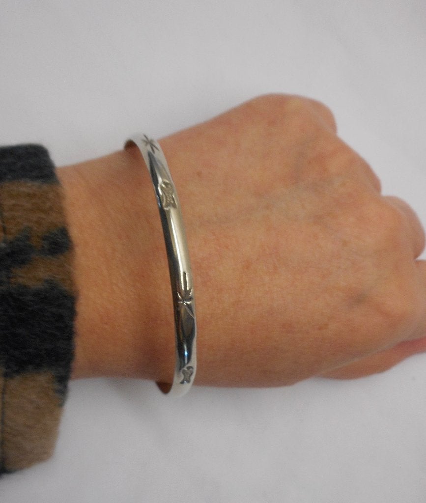 Zilveren vintage aanschuif armband gedecoreerd nr.899