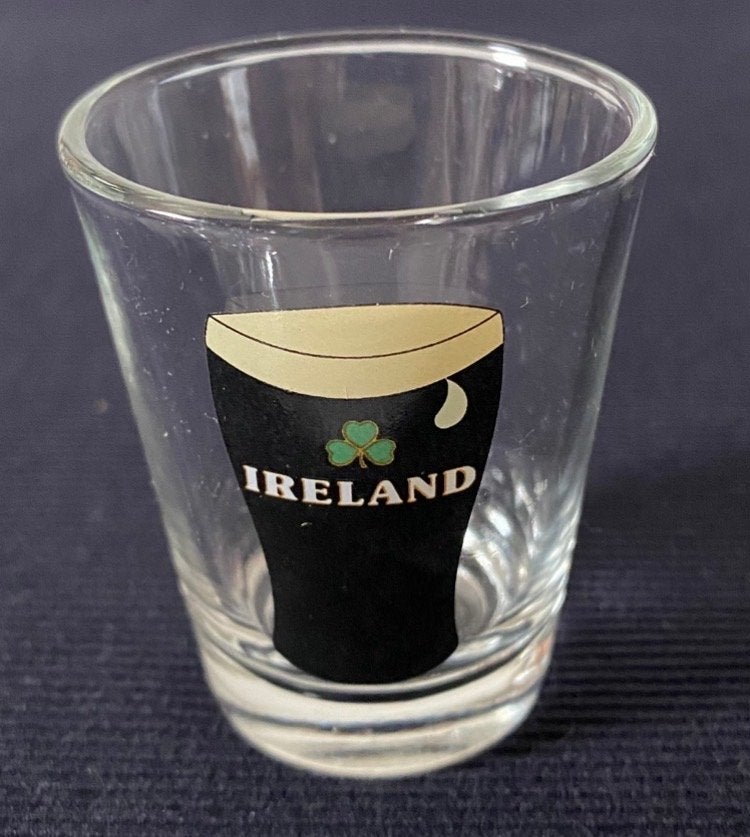 Iers shotglaasje met Guinness-logo en een klavertje., Ophalen of Verzenden, Zo goed als nieuw, Borrel- of Shotglas