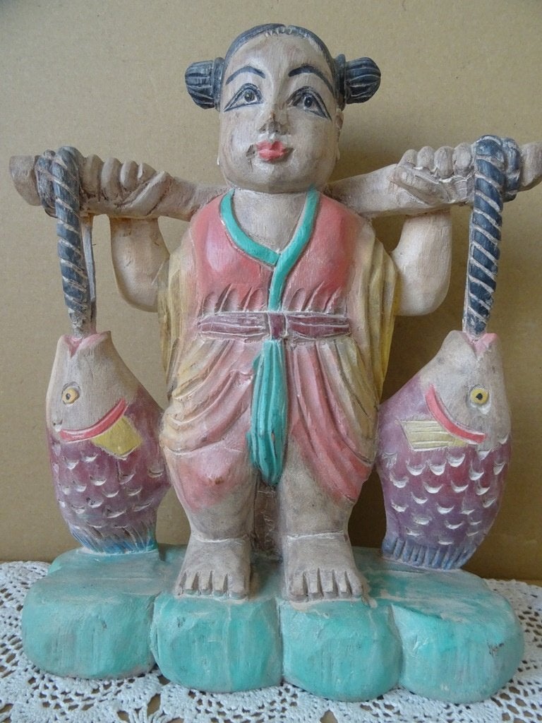 Vintage Chinees houten beeld kind met vissen 29cm gelukbeeld, Ophalen of Verzenden
