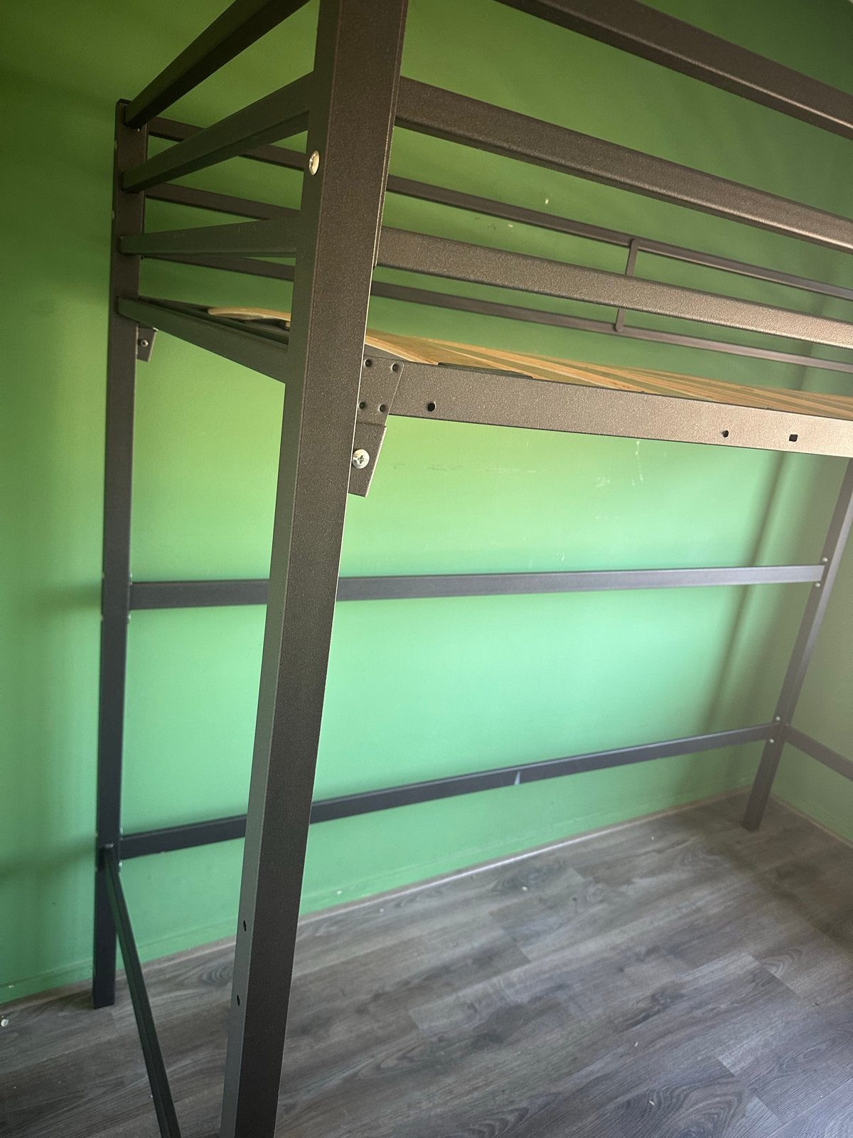 Hoogslaper metaal met lattenbodem - Zo goed als nieuw, Huis en Inrichting, Slaapkamer | Stapelbedden en Hoogslapers, Ophalen, Eenpersoons