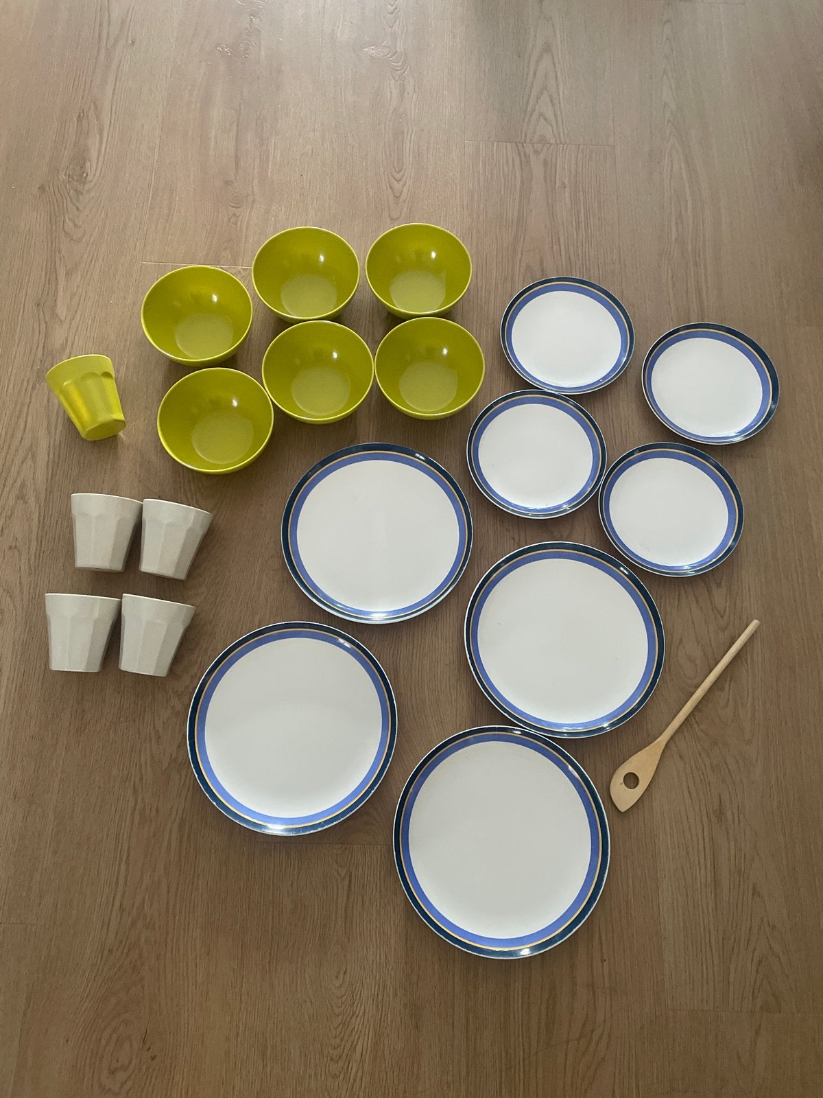 Camping Servies set: borden, kommen, bekers en houten lepel, Ophalen of Verzenden, Gebruikt