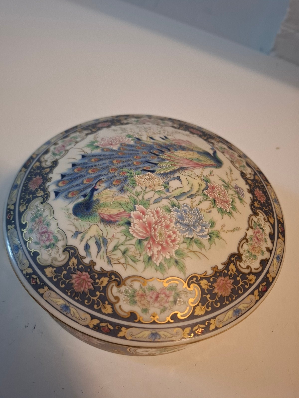 Decoratieve doos met pauw en bloemenmotief, Verzenden