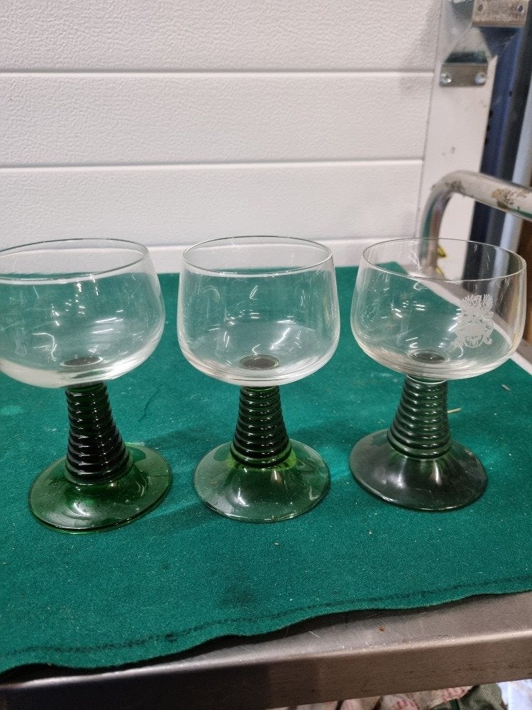 wijnglazen groene voet vintage drie stuks, Verzamelen, Glas en Borrelglaasjes, Ophalen of Verzenden, 'T Olde Gre-j, Info@toldegrej.nl