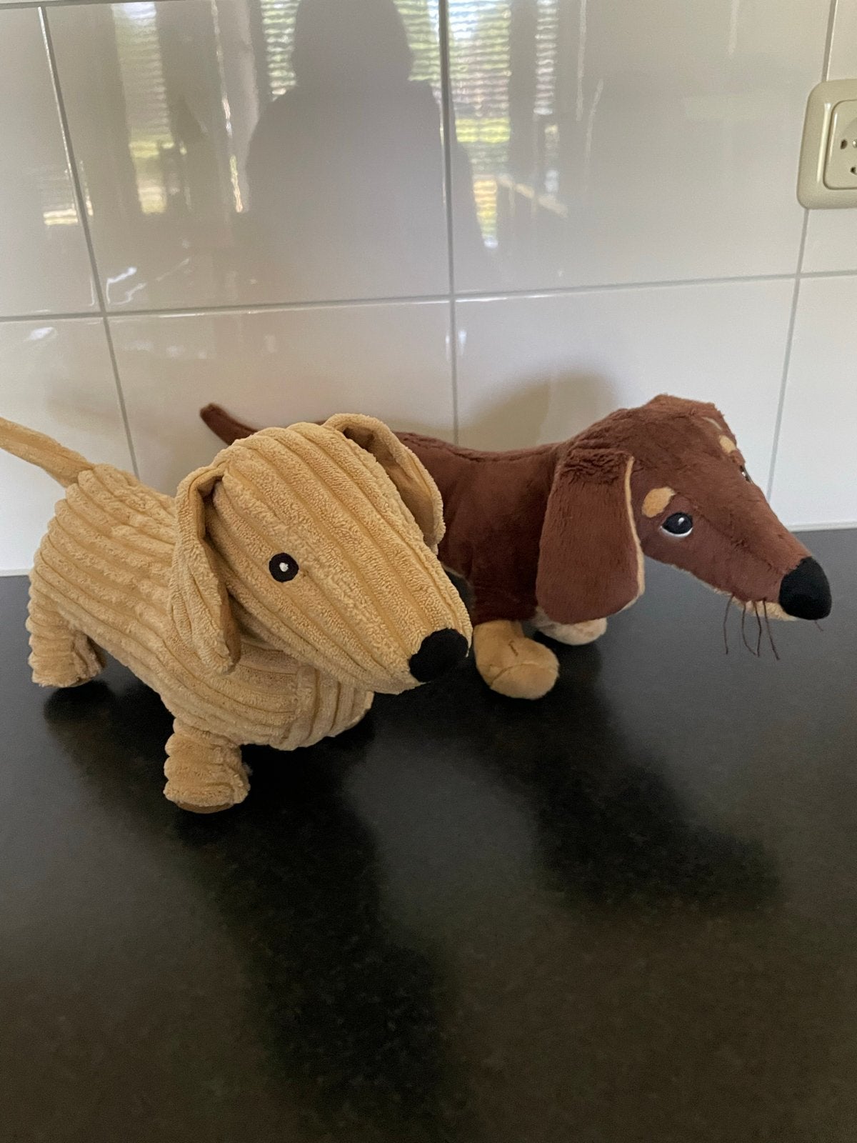 Twee schattige teckel knuffels, Zo goed als nieuw, Middelgroot (20 tot 80 cm), Meerkleurig, Hond
