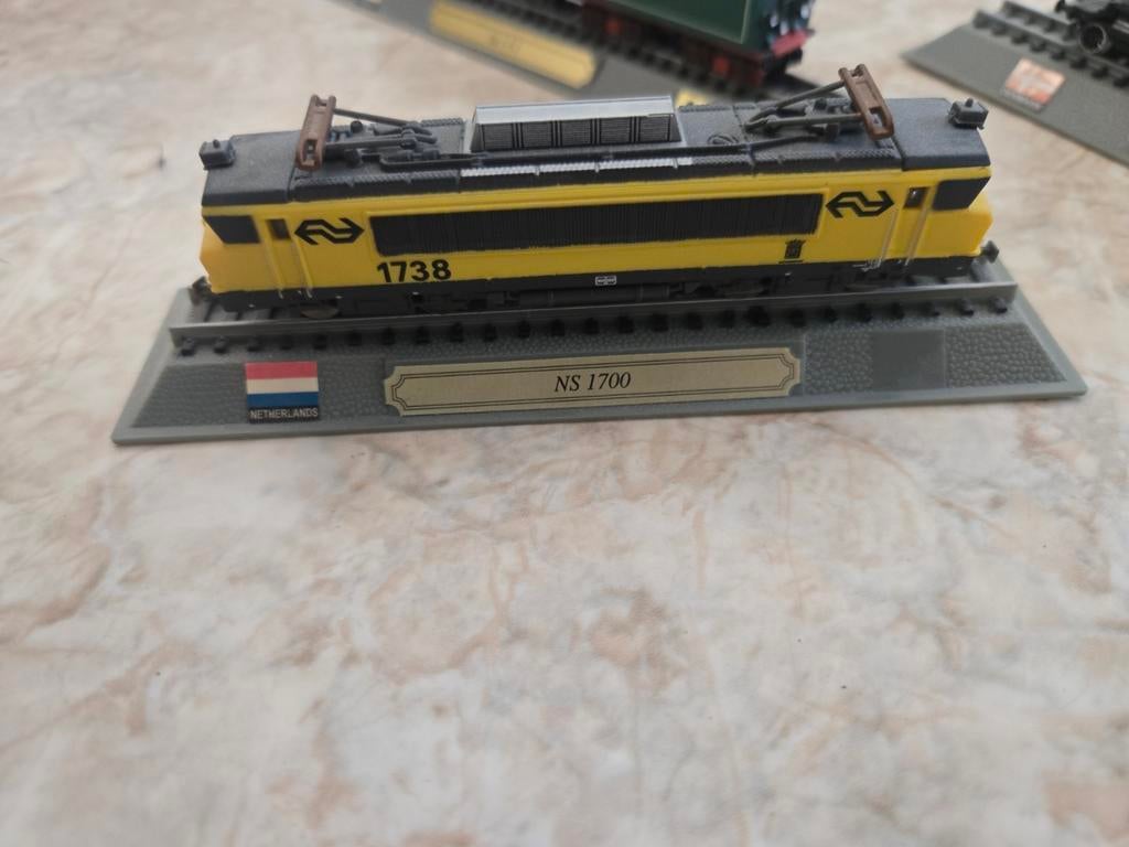 100 stuks verschillende modeltreinen, Ophalen