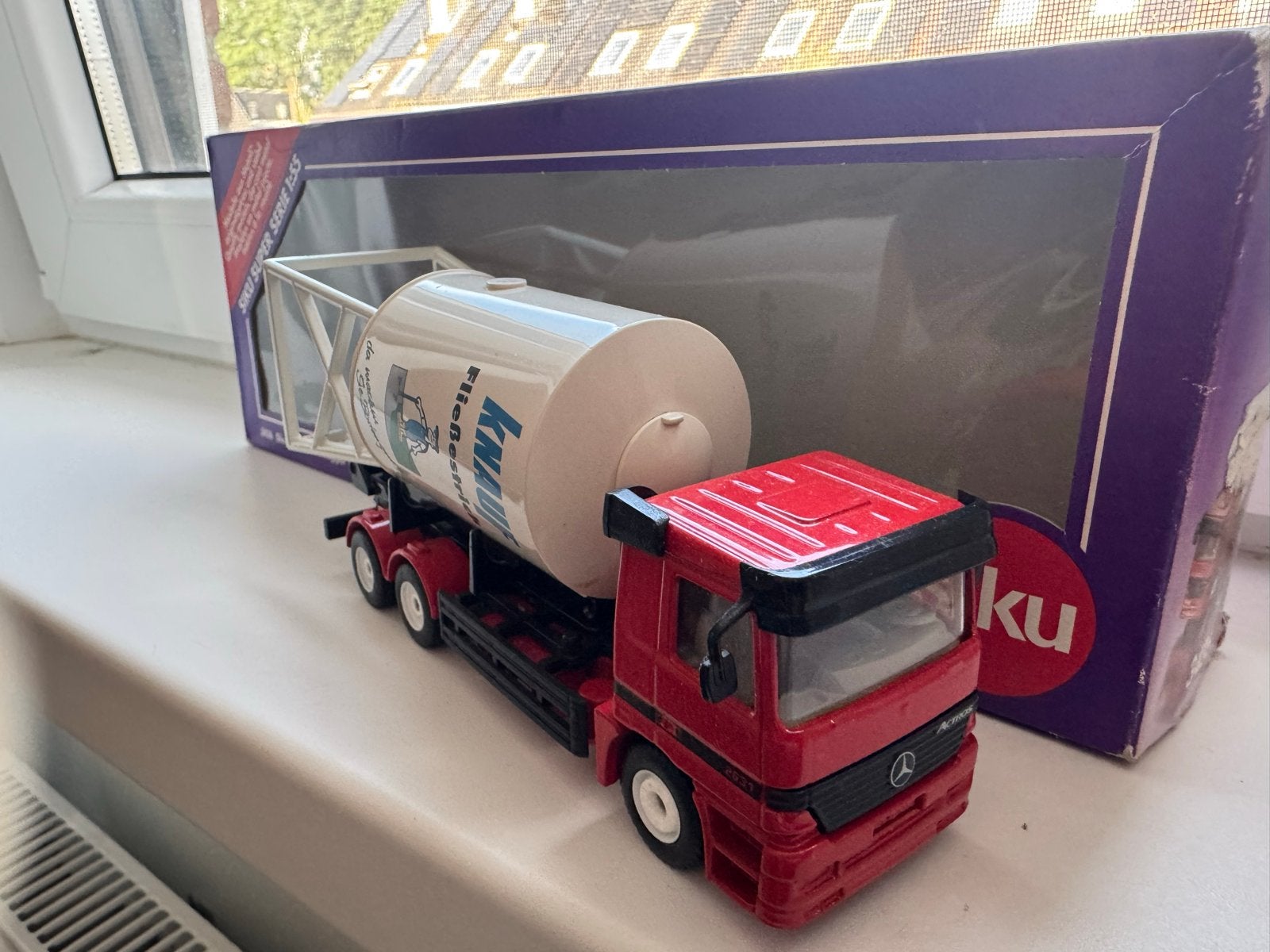 Siku Mercedes-Benz Vrachtwagen met Knauf Cementsilo, Hobby en Vrije tijd, Ophalen of Verzenden, Zo goed als nieuw, Bus of Vrachtwagen
