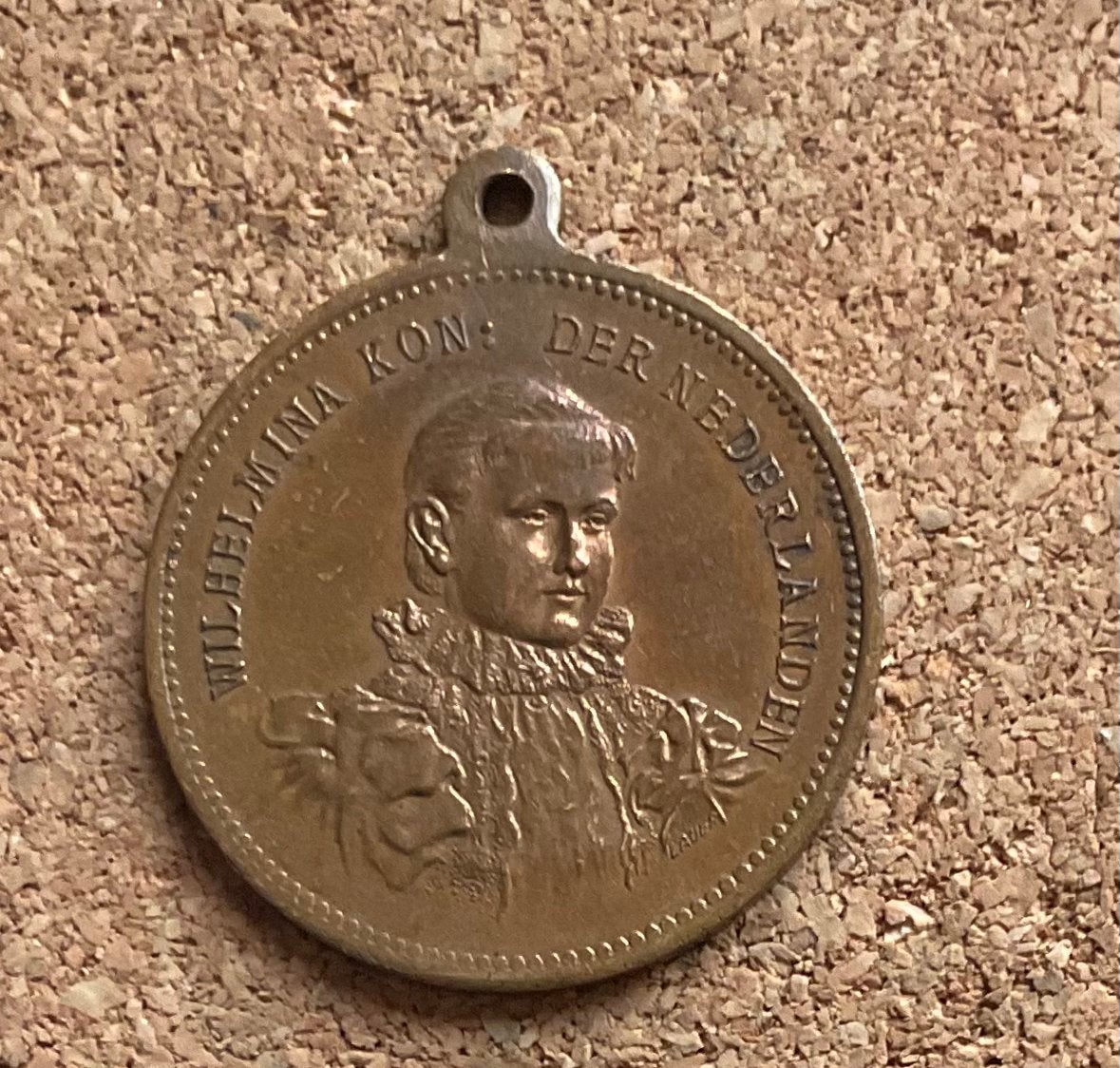 Penning Hanger Medaille - Koningin Wilhelmina Kroning 1898., Ophalen of Verzenden, Overige materialen, Nederland
