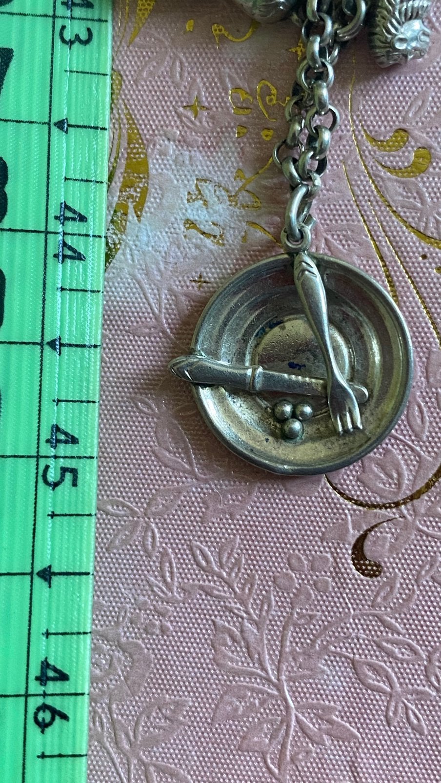 Zilveren bedel kettinghanger bord met bestek, Ophalen of Verzenden, Zo goed als nieuw, Zilver