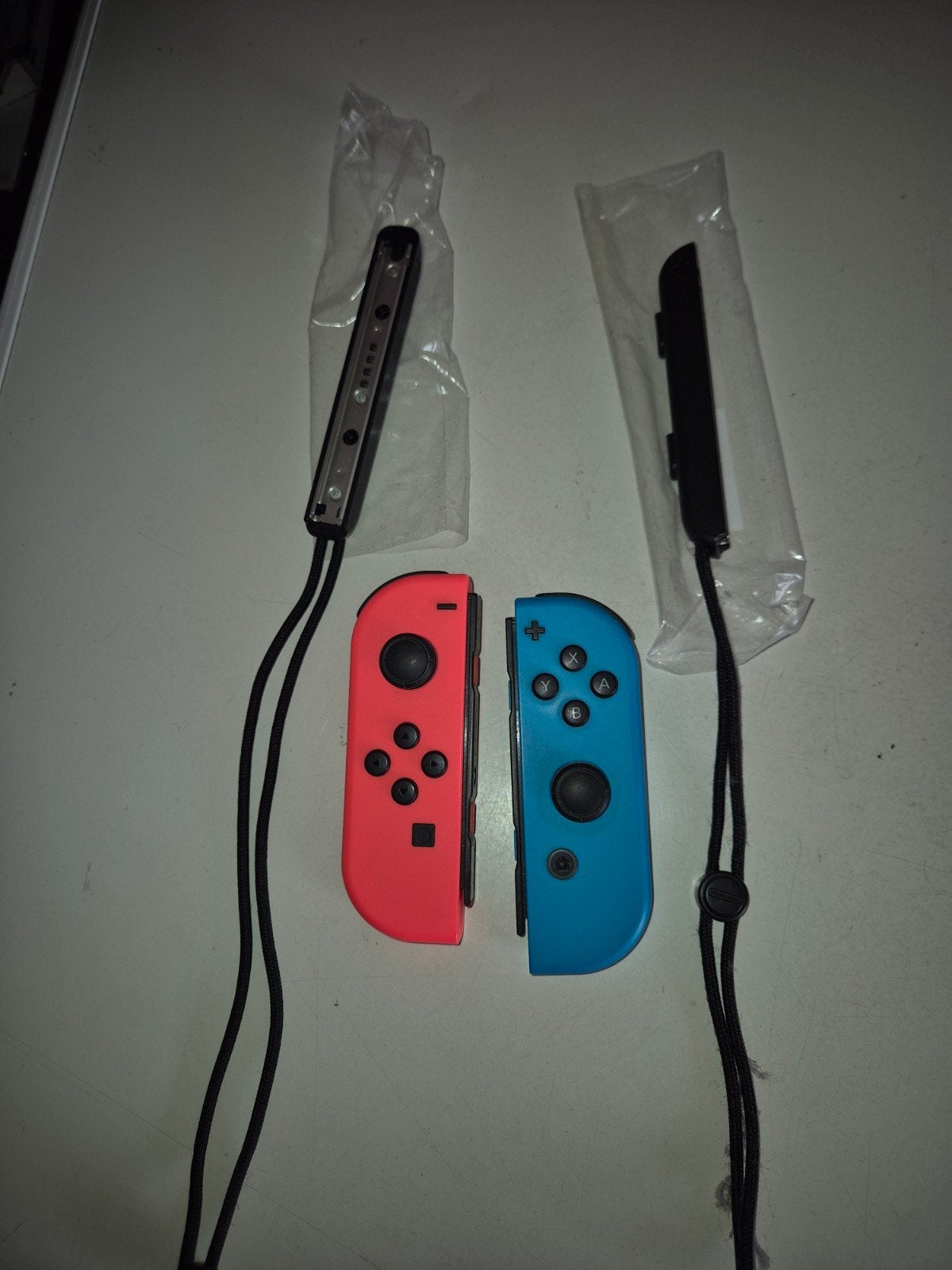 Nintendo Switch Joy-Cons (rood en blauw) met straps, Spelcomputers en Games, Ophalen of Verzenden, Gebruikt, Met 2 controllers