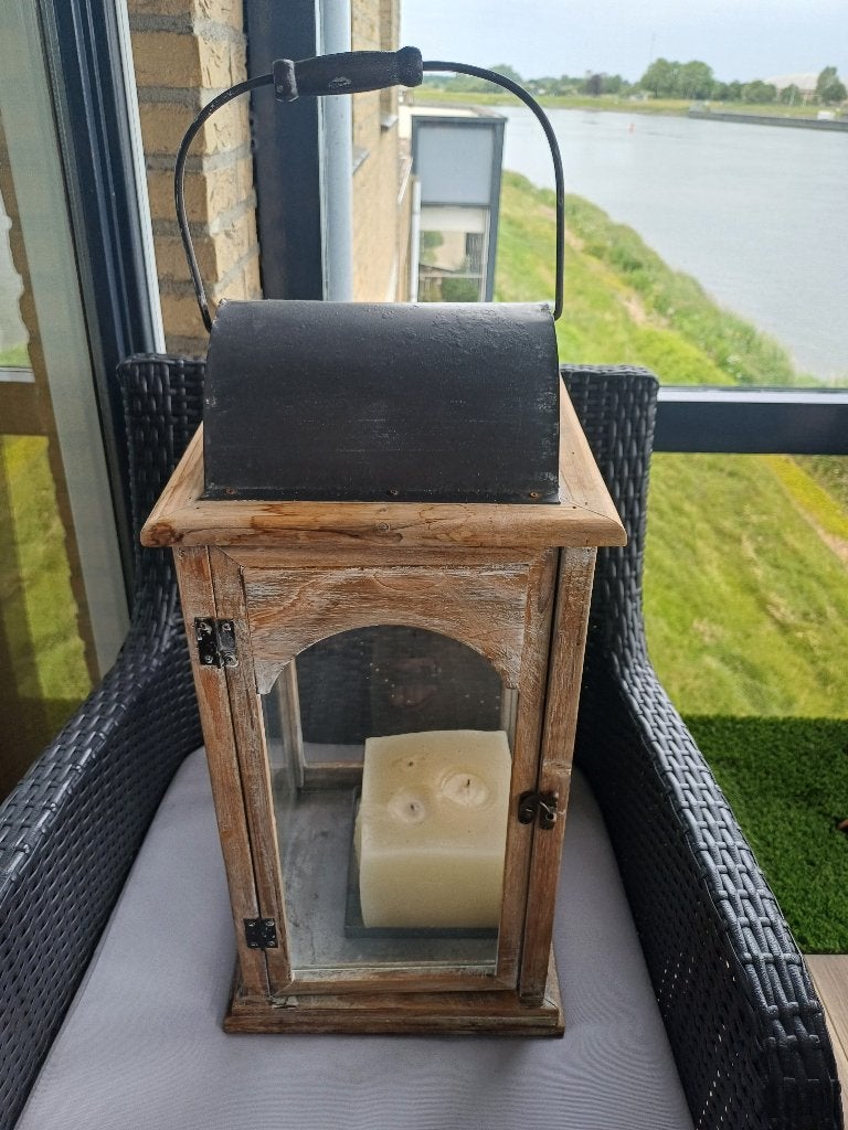 Houten windlicht met handvat en deurtje., Ophalen of Verzenden, Zo goed als nieuw, Kaars, Hout