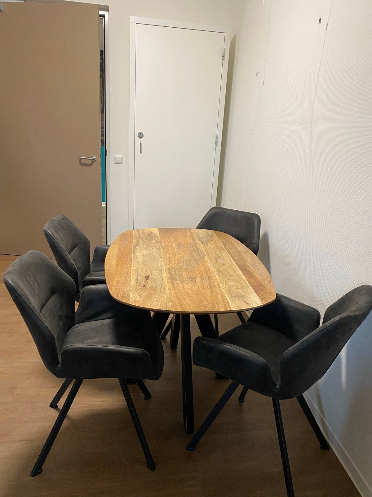 Mango houten eettafel met 4 antraciet stoelen, Ophalen, 100 tot 150 cm, 50 tot 100 cm, Zo goed als nieuw