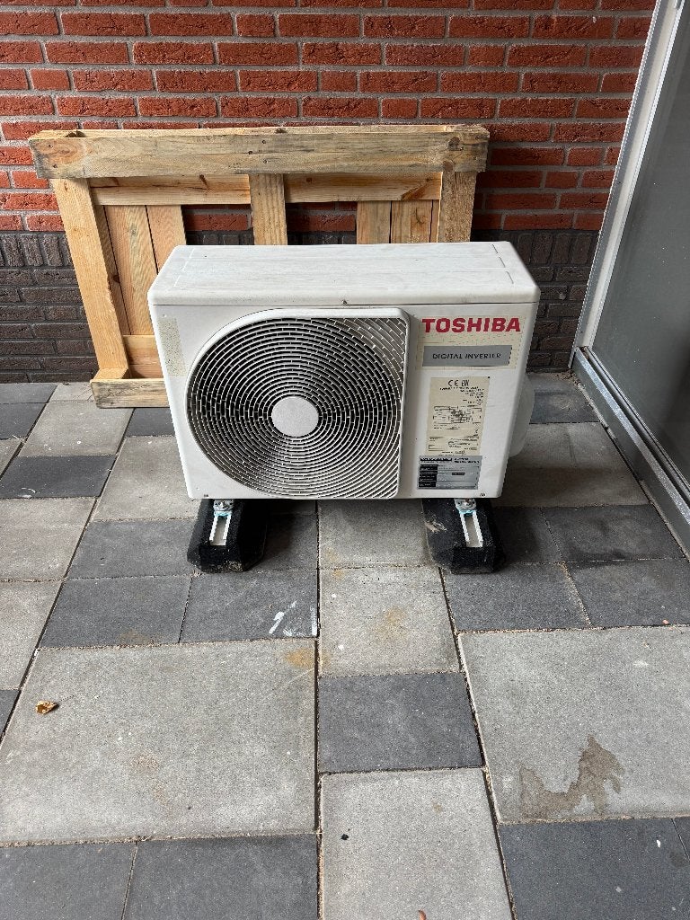 Warmtepomp Elga 4,9 kw, met Toshiba buitenunit 9 jaar oud., Ophalen, 30 tot 80 cm, Gebruikt, Overige typen