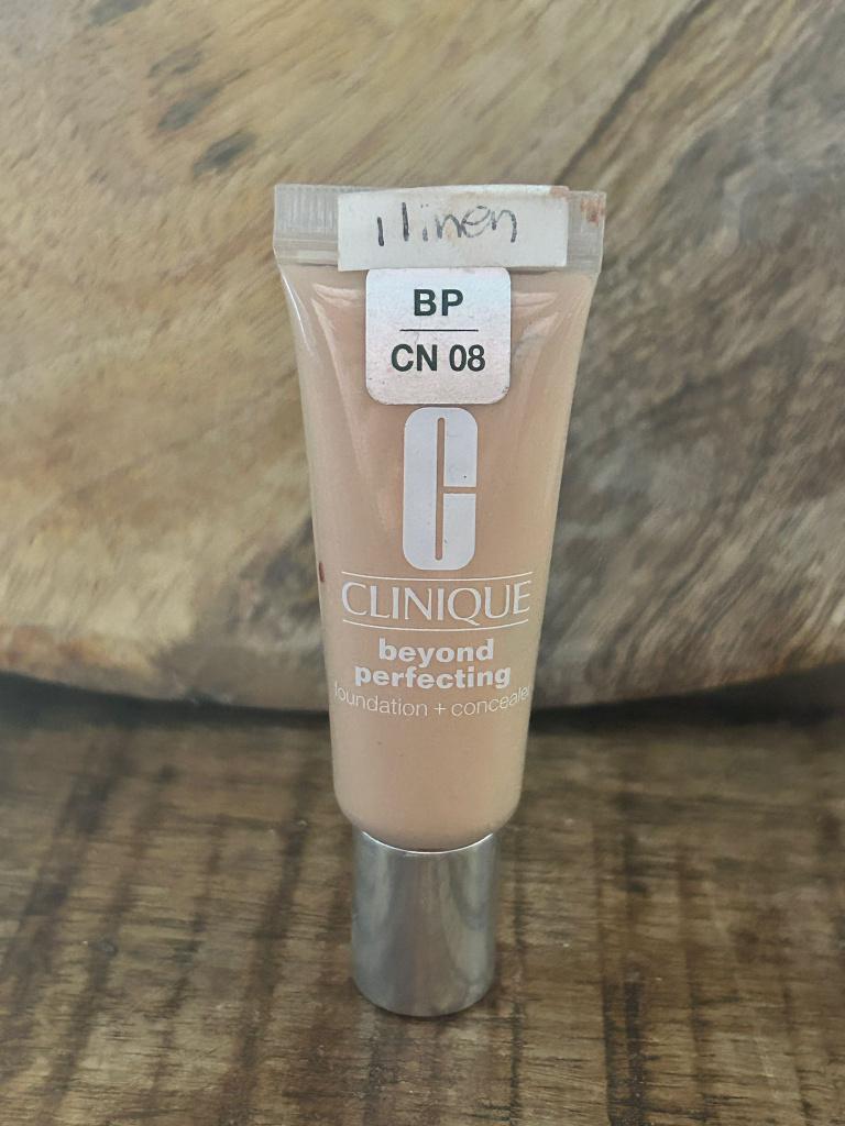 Clinique Beyond Perfecting Mini Foundation CN08, Gehele gezicht, Beige, Ophalen of Verzenden, Zo goed als nieuw