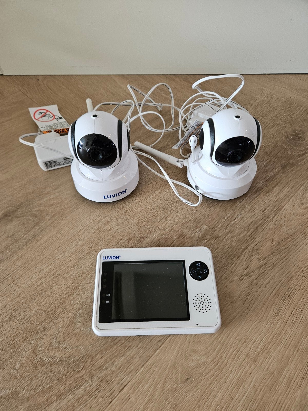 Luvion Essentials Babyfoon met 2 camera's, Ophalen of Verzenden, Gebruikt, Camera