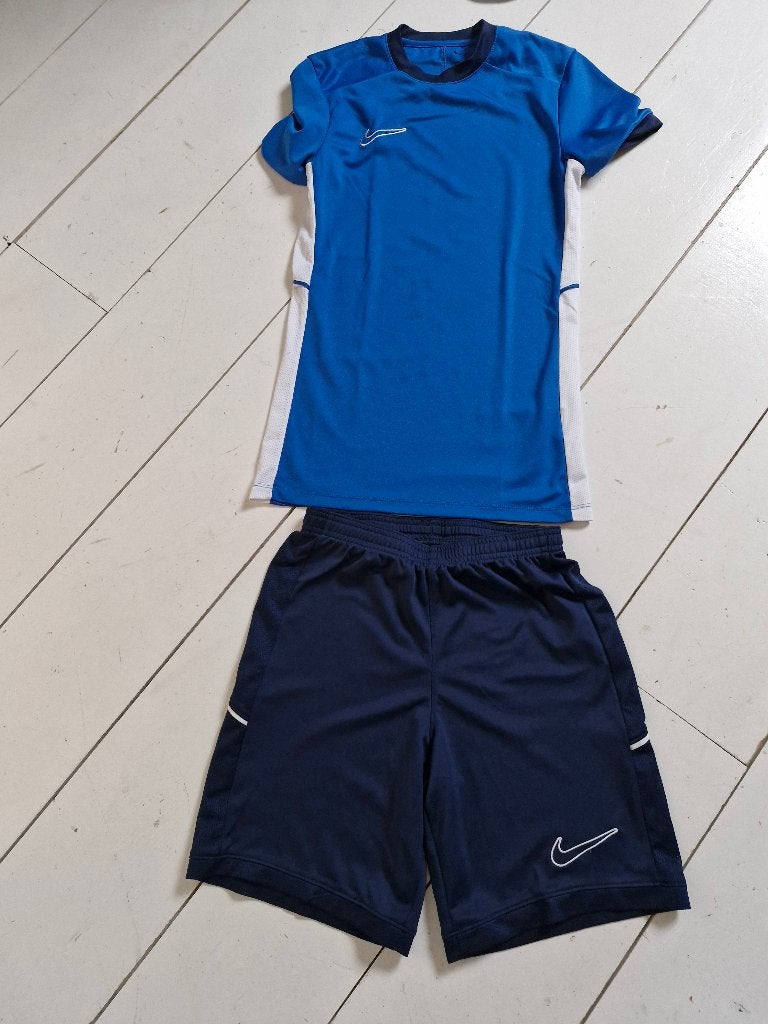Nike sportsetje blauw voetbal trainen xs, Sport en Fitness, Maat XS of kleiner, Ophalen of Verzenden, Zo goed als nieuw, Overige typen