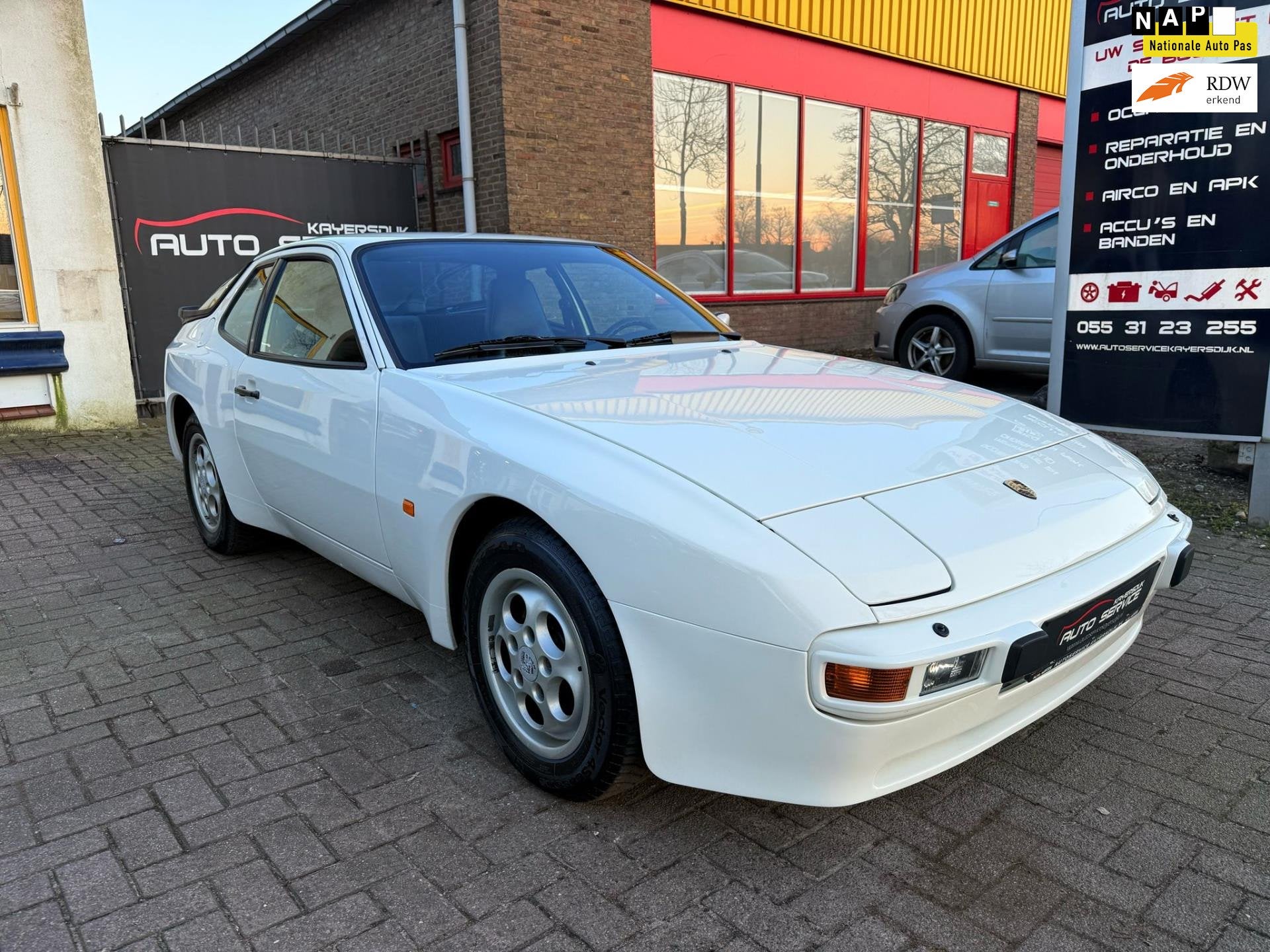 Porsche 944 2.5 Coupé AUTOMAAT, Auto's, Automaat, Dealer onderhouden, Achterwielaandrijving, Gebruikt