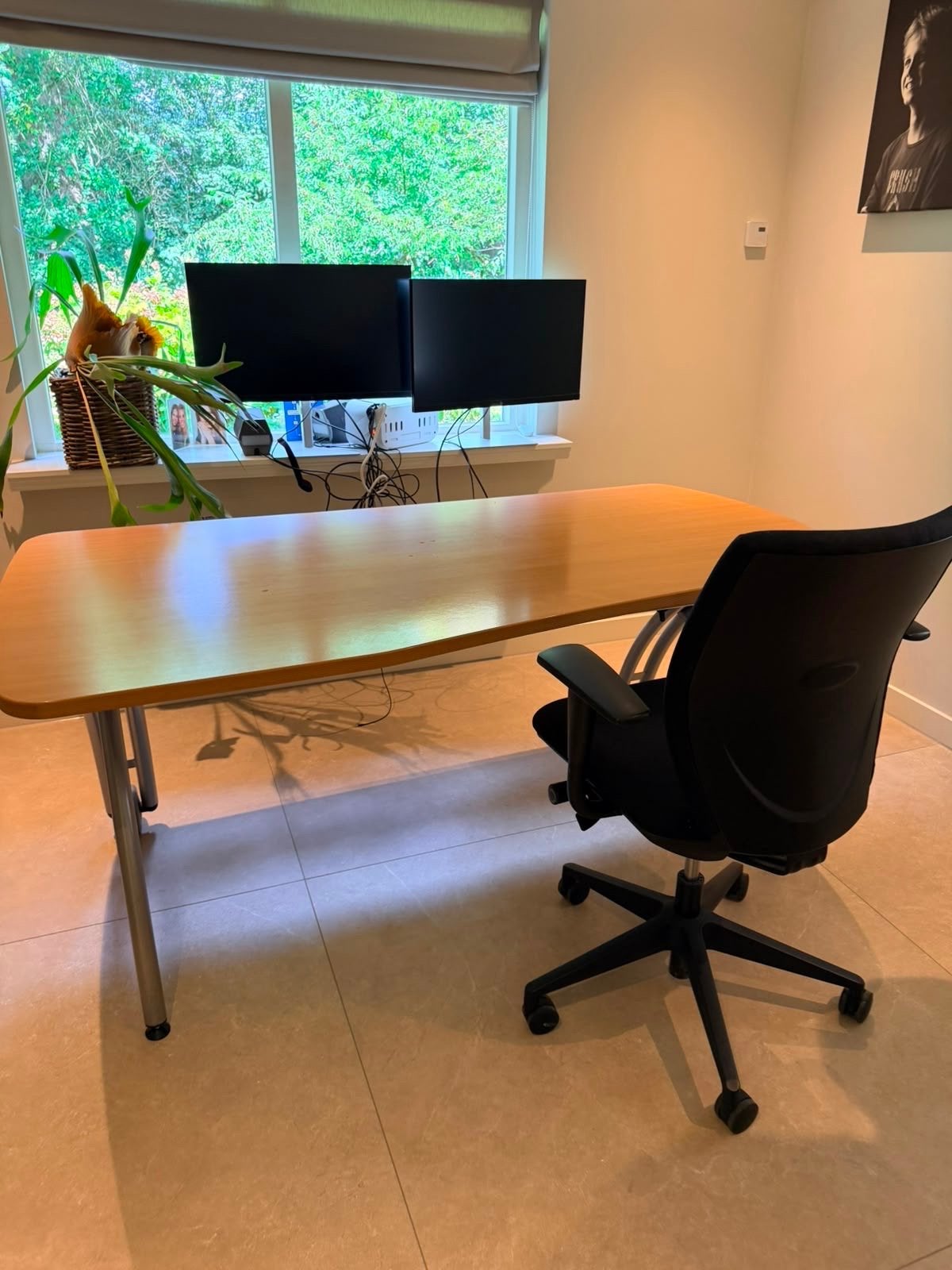 Ruim bureau met houten blad en metalen onderstel, Huis en Inrichting, Overige typen, Gebruikt, Hout, Bruin