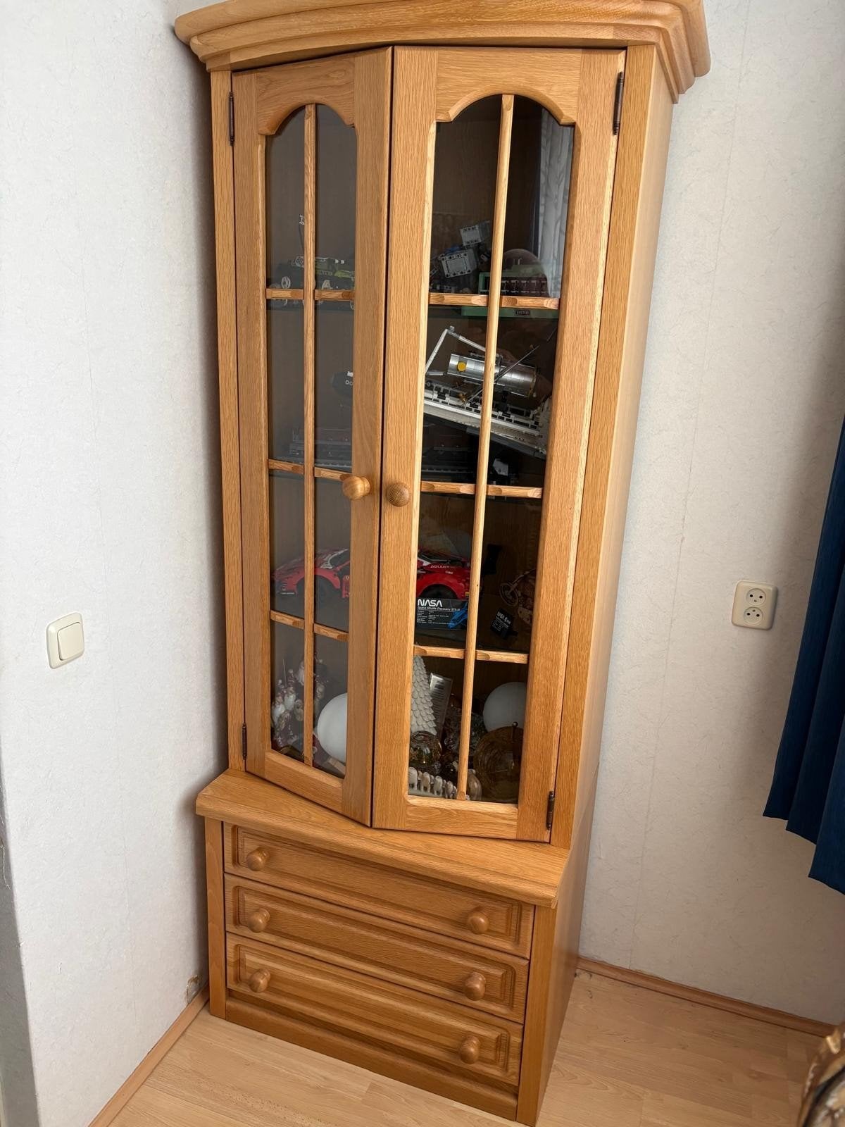 Eiken vitrine kast, Ophalen, 50 tot 100 cm, Zo goed als nieuw, 150 tot 200 cm