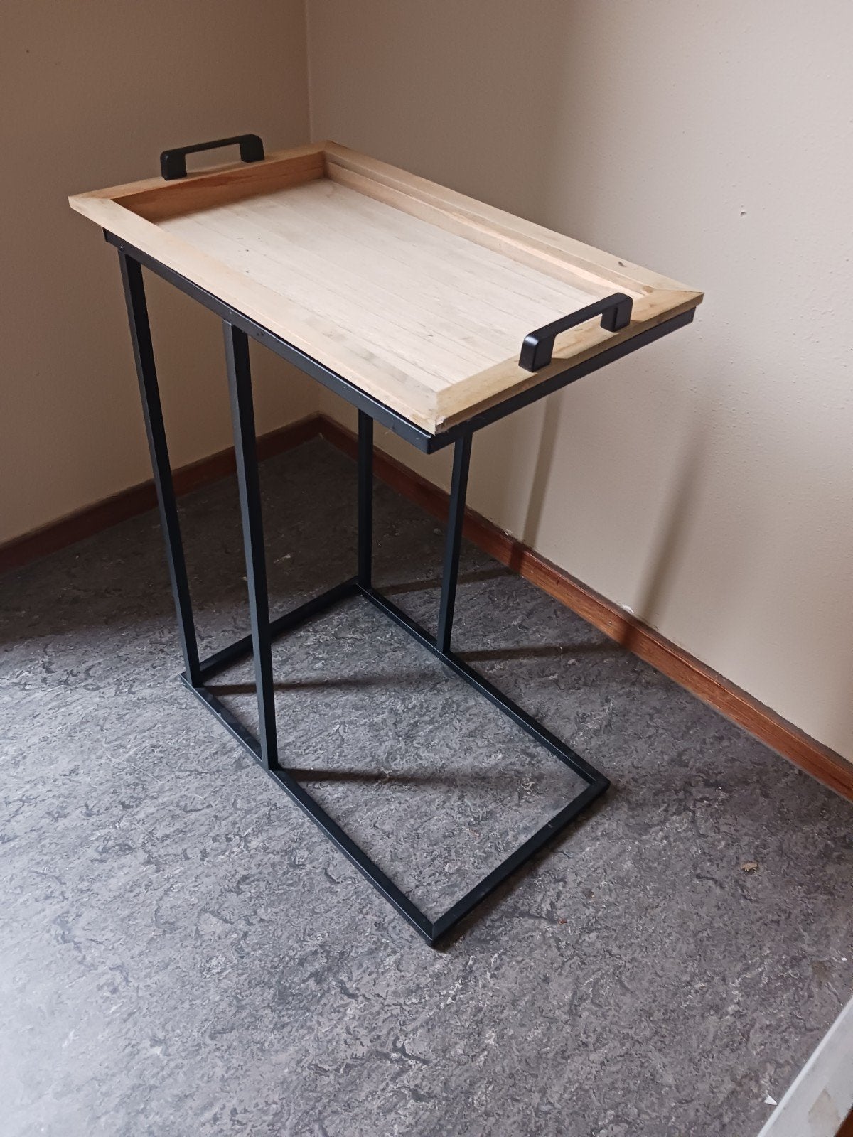 Bijzettafel met afneembaar dienblad, hout en metaal, Ophalen, Gebruikt, Industrieel, Modern, 55 tot 75 cm