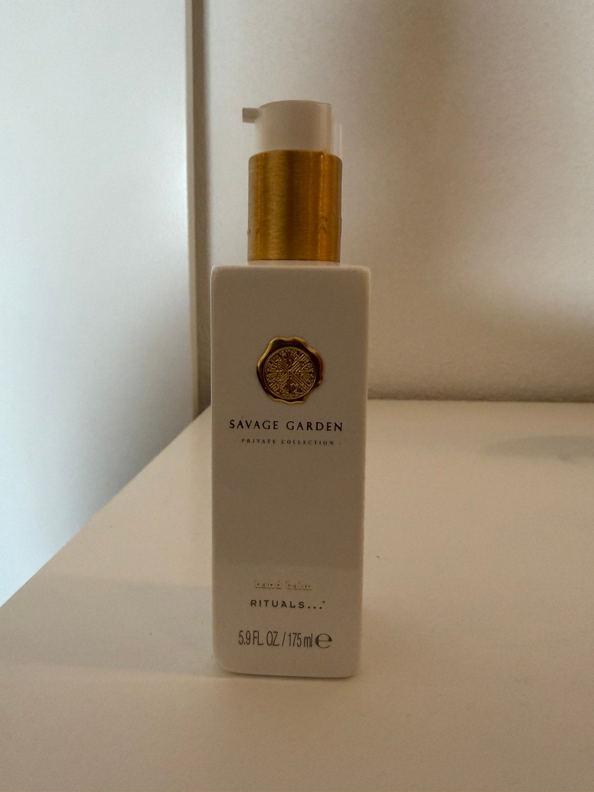 Nieuw Rituals Savage garden hand balm creme pompje 175 ml, Sieraden, Tassen en Uiterlijk, Uiterlijk | Lichaamsverzorging, Verzenden