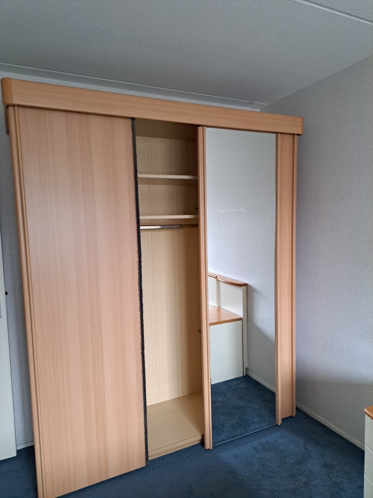 Linnen-/kledingkast, Ophalen, Met deur(en), Gebruikt, 200 cm of meer