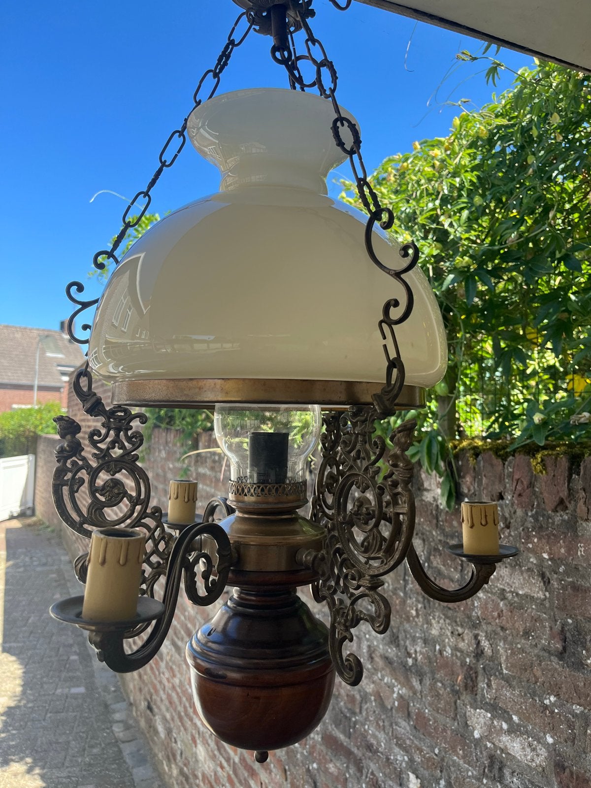 Antieke hanglamp met melkglas en smeedijzeren details, Ophalen