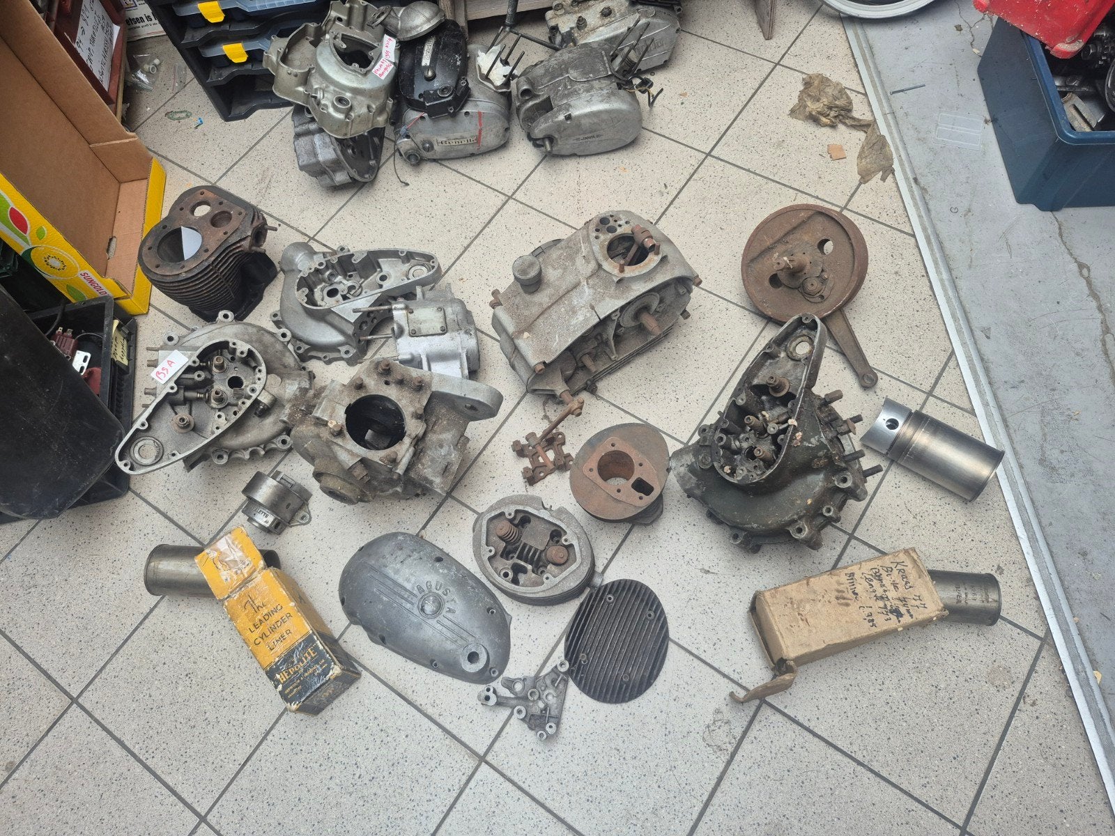 Oldtimer blok onderdelen oa bsa agusta, Ophalen of Verzenden