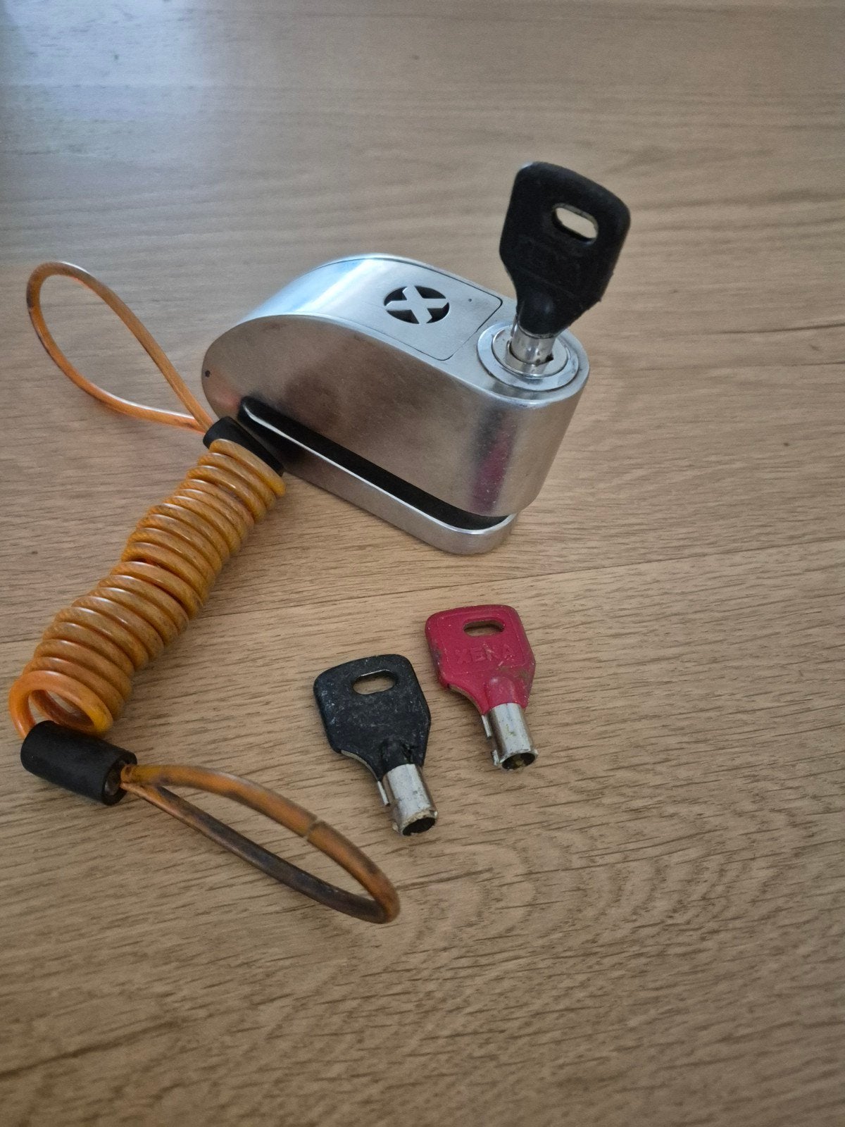 Schijfremslot met alarm en herinneringskabel, Motoren, Accessoires | Sloten, Ophalen, Gebruikt