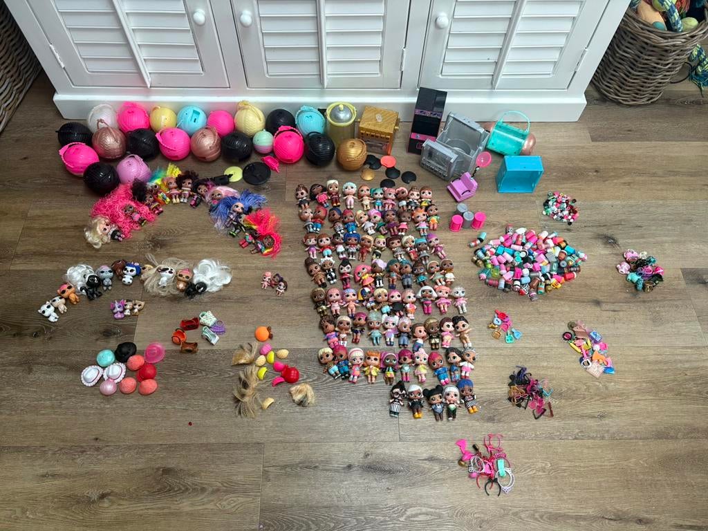 105 lol surprise poppentjes met ballen, flessen, ect.  Tekst, Ophalen of Verzenden, Zo goed als nieuw, Overige typen