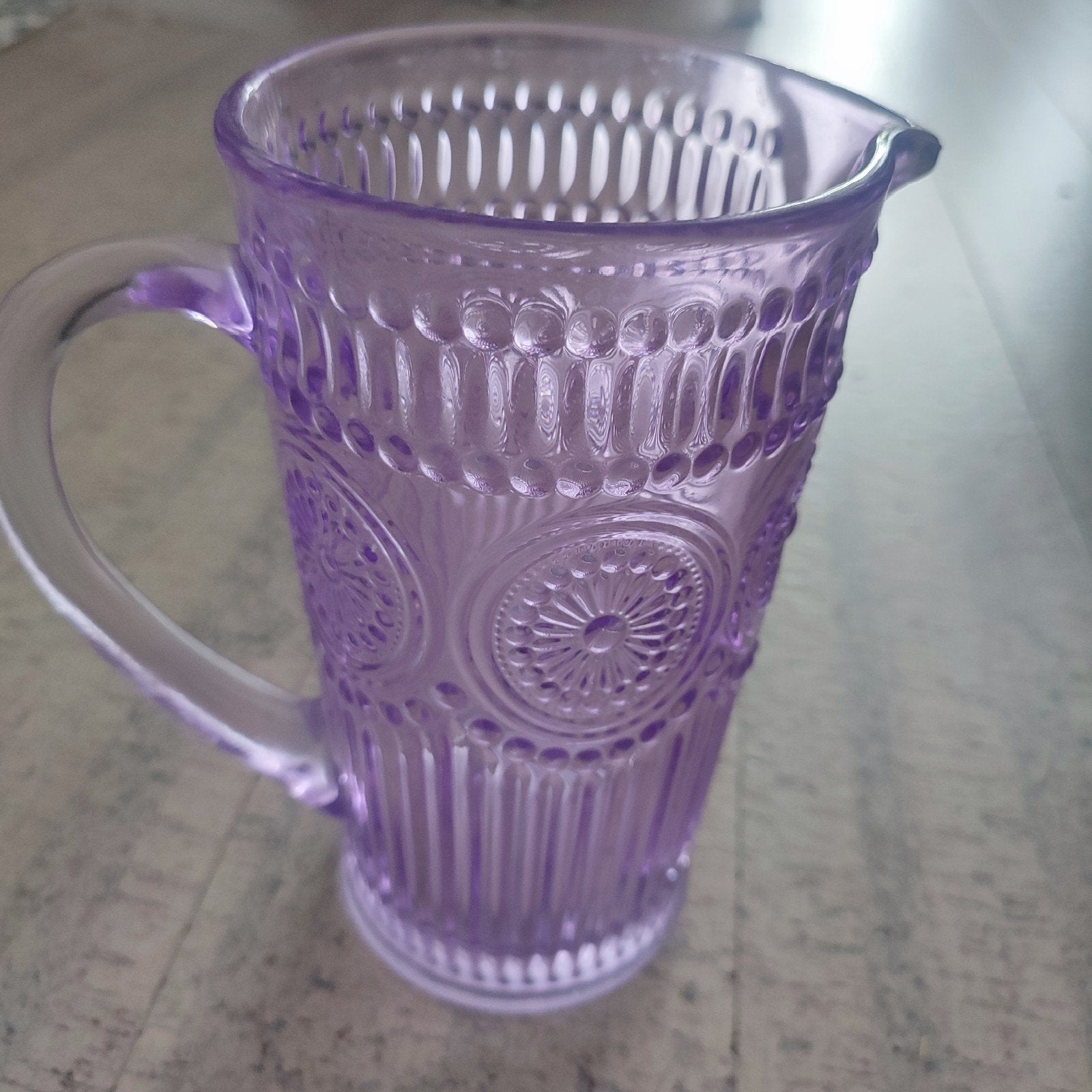 Lila roze glazen schenkkan karaf 20 cm, Huis en Inrichting, Woonaccessoires | Vazen, Ophalen of Verzenden, Met handvat, Roze