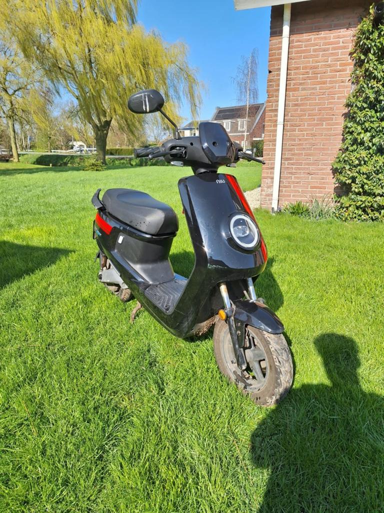 Niu elektrische scooter met lichte valschade, Fietsen en Brommers, Snorfietsen en Snorscooters, Ophalen of Verzenden
