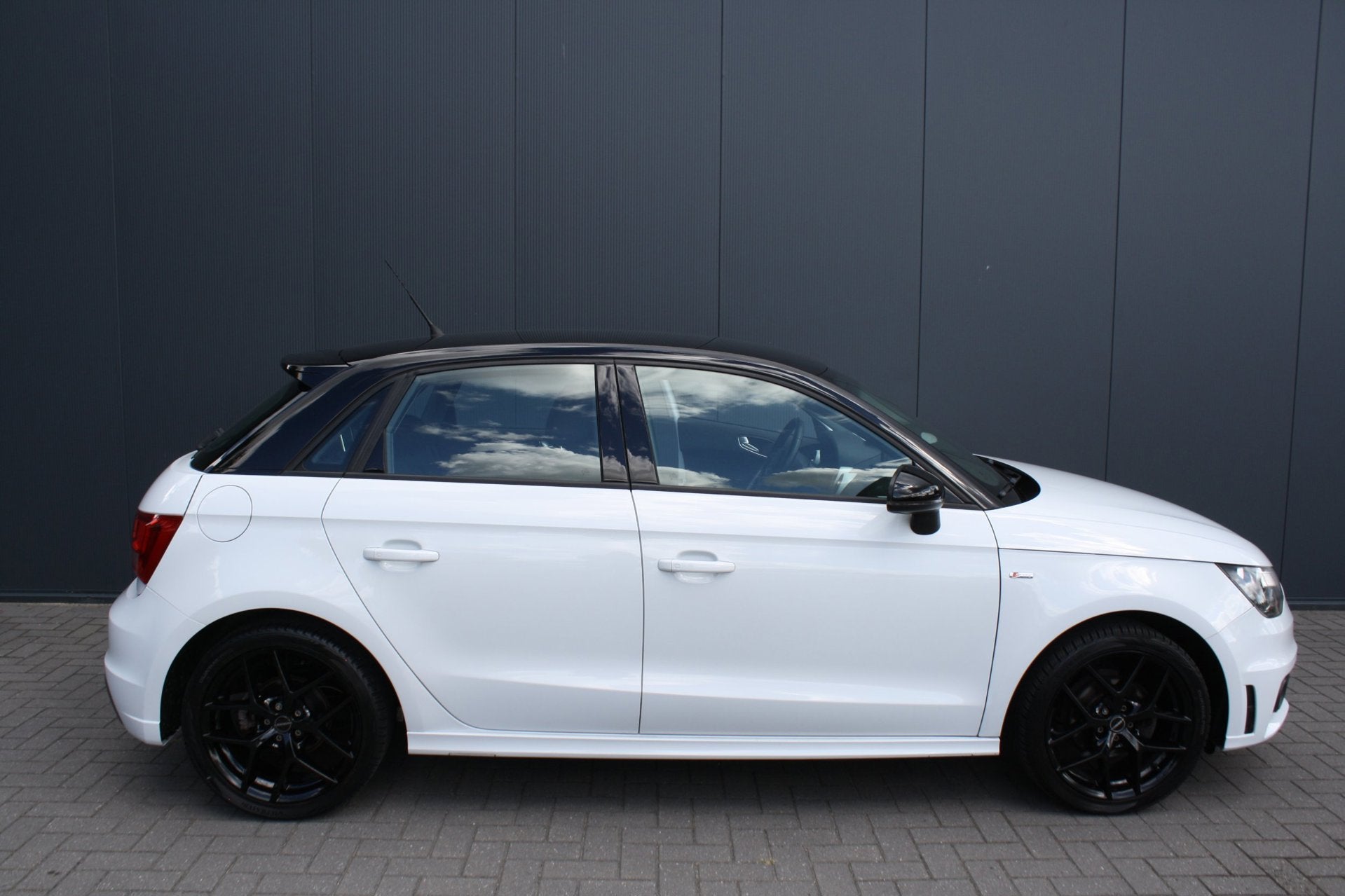 Audi A1 Sportback 1.2 TFSI Admired S-Line - NAVIGATIE PAKKET, Voorwielaandrijving, Euro 5, Zwart, 4 cilinders